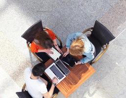 studenten groep werken Aan school- project samen foto