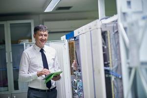 netwerk ingenieur werken in server kamer foto