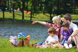 gelukkig familie spelen samen in een picknick buitenshuis foto