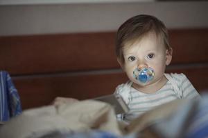 schattig weinig baby spelen en maken eerste stappen foto