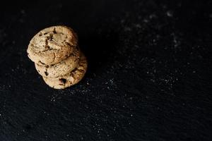 heerlijk koekjes Aan zwart tafel foto