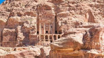 visie van Koninklijk urn graf in oude petra stad foto