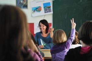 gelukkig leraar in school- klas foto