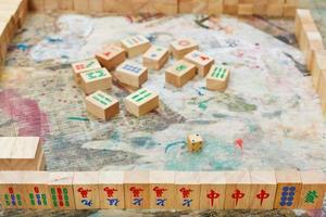 spelen in mahjong bord spel door houten tegels foto