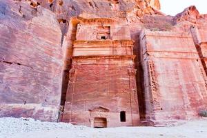 nabatean graven in de siq, petra foto