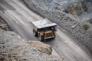 Open pit de mijne industrie, groot geel mijnbouw vrachtauto voor steenkool antraciet. foto