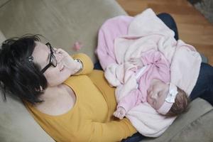 moeder is spelen met baby Bij huis foto