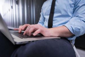 ingenieur werken Aan een laptop in server kamer foto