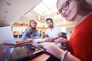 studenten groep werken Aan school- project samen foto