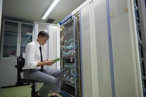 netwerk ingenieur werken in server kamer foto