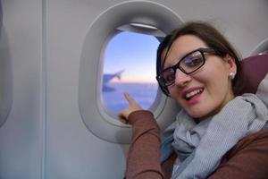 vrouw in vliegtuig reizen foto
