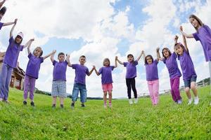 gelukkig kinderen groep hebben pret in natuur foto