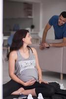 zwanger paar controle een lijst van dingen voor hun ongeboren baby foto