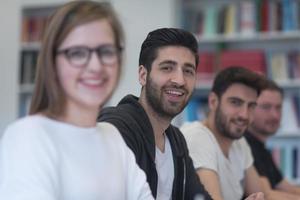 groep van studenten studie samen in klas foto