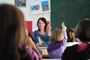 gelukkig leraar in school- klas foto