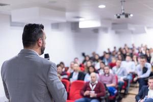 zakenman geven presentaties Bij conferentie kamer foto