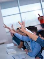 studenten groep verhogen handen omhoog foto