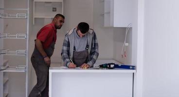 arbeiders installeren een nieuw keuken foto