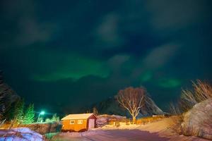 aurora borealis groen noorderlicht boven bergen foto