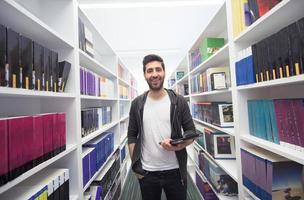 leerling met tablet in bibliotheek foto