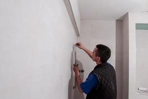 professioneel loodgieter werken in een badkamer foto