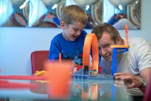 vader en kinderen spelen auto speelgoed- spel foto