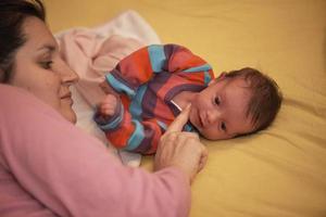 moeder is spelen met baby Bij huis foto