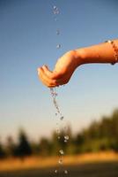 vers water vallend Aan kinderen handen foto