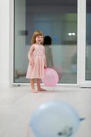 schattig weinig meisje spelen met ballonnen foto