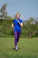 jonge vrouwelijke hardloper die traint voor marathon foto