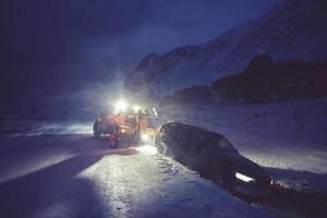 auto wordt gesleept na ongeval in sneeuwstorm foto