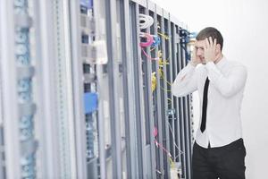 jong ingenieur in datacenter server kamer foto