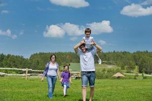 gelukkig jong familie hebben pret buitenshuis foto