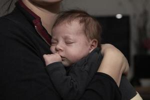 moeder is spelen met baby Bij huis foto