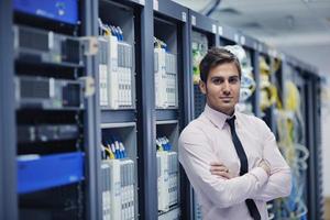 jong het ingenieur in datacenter server kamer foto