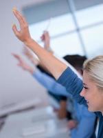 studenten groep verhogen handen omhoog foto