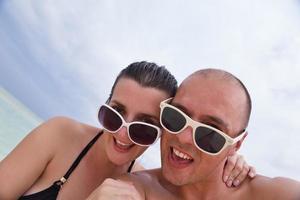 gelukkig jong paar Bij zomer vakantie hebben pret en kom tot rust Bij strand foto