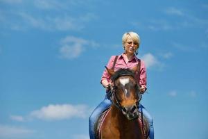 gelukkig vrouw Aan paard foto