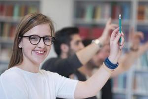 groep van studenten verhogen handen omhoog foto