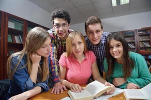 gelukkig tieners groep in school- foto