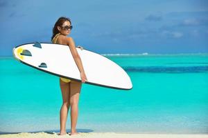 mooi vrouw kom tot rust Aan tropisch strand foto