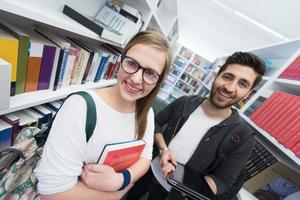 studenten groep in school- bibliotheek foto