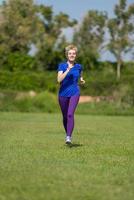 jonge vrouwelijke hardloper die traint voor marathon foto