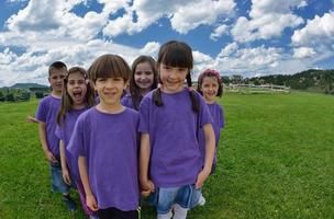 gelukkig kinderen groep hebben pret in natuur foto