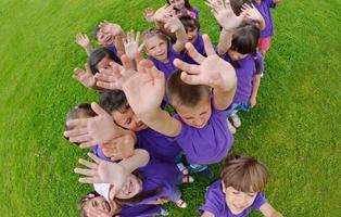 gelukkig kinderen groep hebben pret in natuur foto