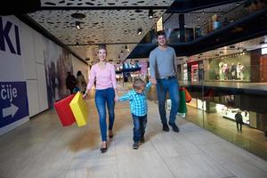 Zweden, 2022 - familie in boodschappen doen winkelcentrum foto