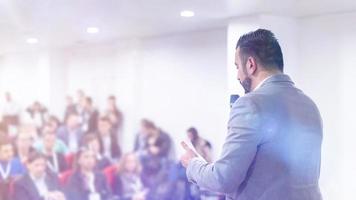 zakenman geven presentaties Bij conferentie kamer foto