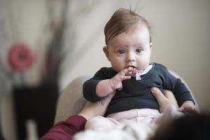 moeder is spelen met baby Bij huis foto