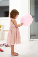 schattig weinig meisje spelen met ballonnen foto