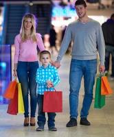 Zweden, 2022 - familie in boodschappen doen winkelcentrum foto